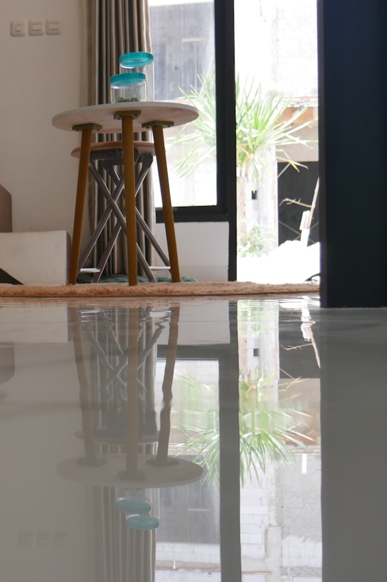 Woonbetonvloer in woonkamer